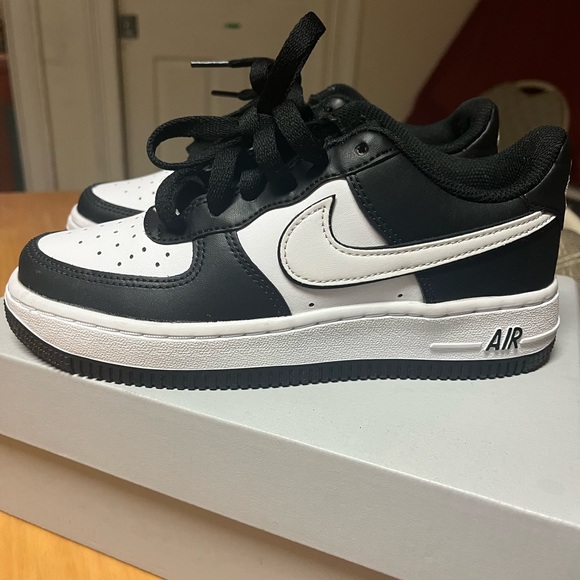50% OFF from 100!!! Nike Kids 3.5Y Black and White Air Force 1 Sneakers (NEW) - Picture 6 of 9